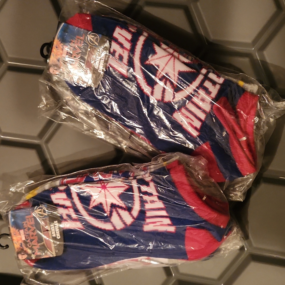 Captain Marvel  2 Packs of Ankle Socks 10 Pairs Total Size 9-11